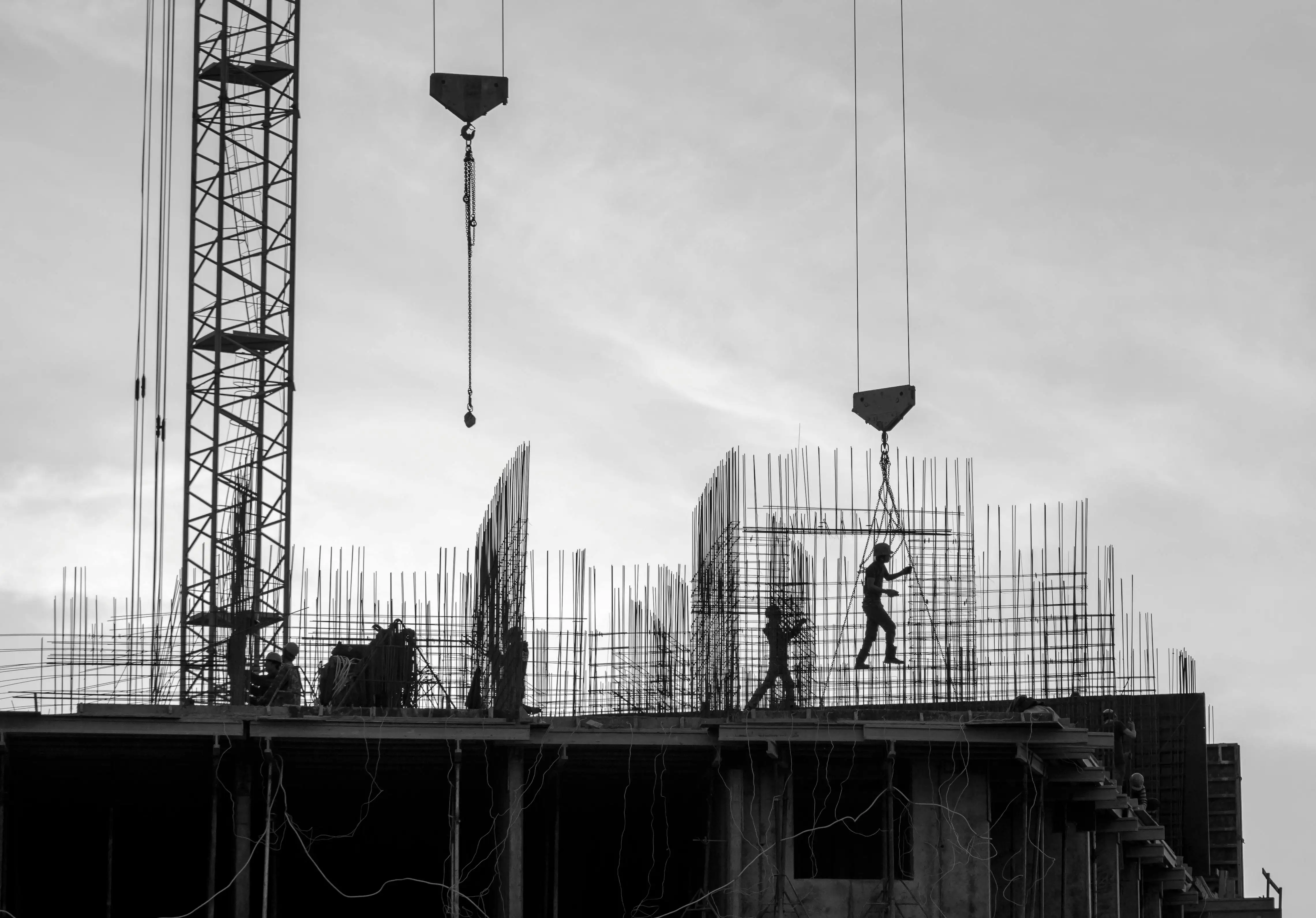 Chantier de construction avec grue et ouvriers