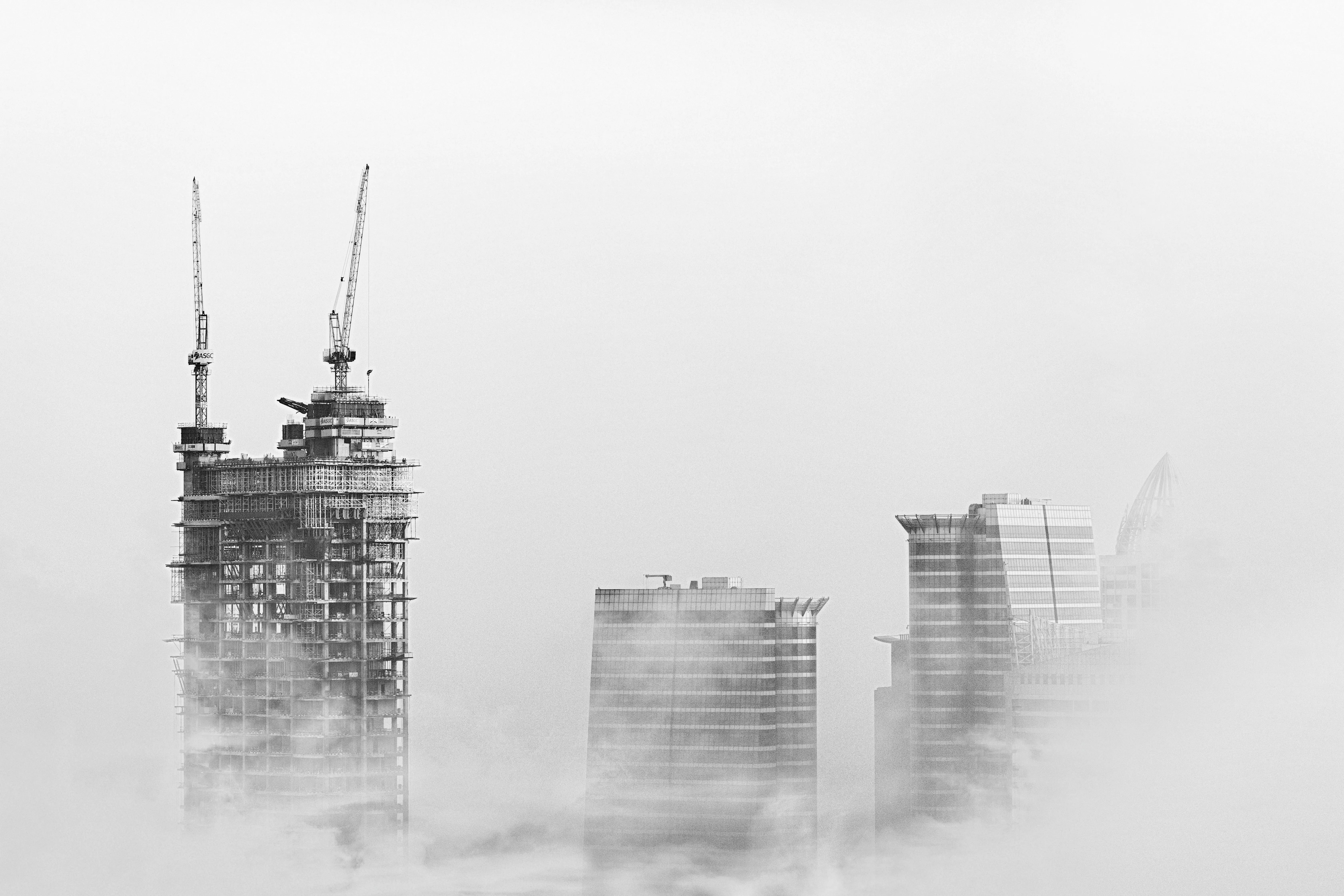 Immeubles en construction émergeant de la brume